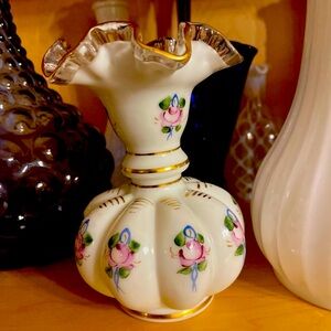 Vintage Fenton melon rose vase with golden rim